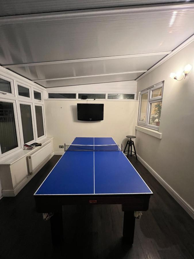 Entire 3 Bedroom End Of Terrace House! Thamesmead  Exterior foto