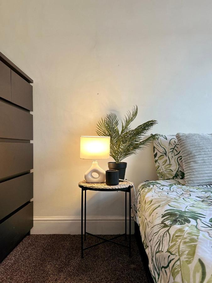 Entire 3 Bedroom End Of Terrace House! Thamesmead  Exterior foto