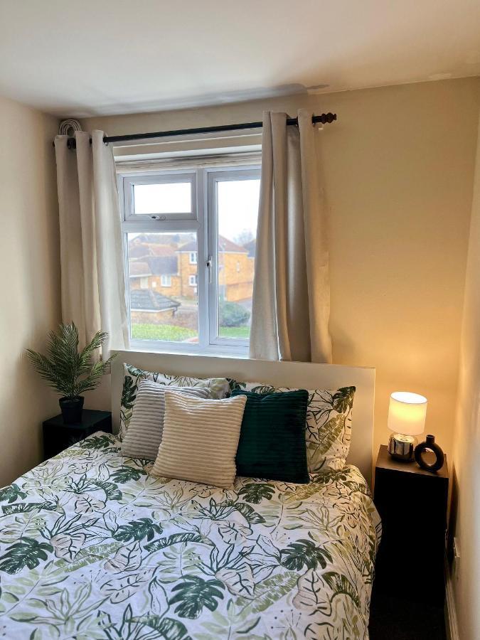 Entire 3 Bedroom End Of Terrace House! Thamesmead  Exterior foto
