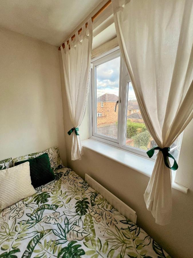 Entire 3 Bedroom End Of Terrace House! Thamesmead  Exterior foto