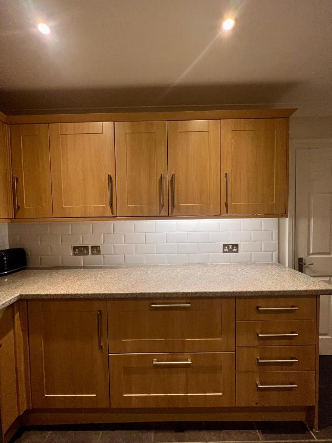 Entire 3 Bedroom End Of Terrace House! Thamesmead  Exterior foto