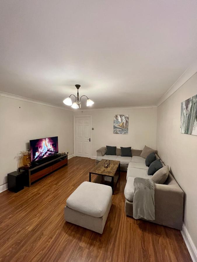 Entire 3 Bedroom End Of Terrace House! Thamesmead  Exterior foto