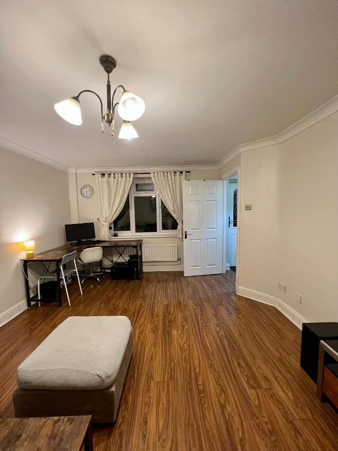 Entire 3 Bedroom End Of Terrace House! Thamesmead  Exterior foto