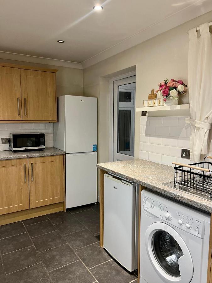 Entire 3 Bedroom End Of Terrace House! Thamesmead  Exterior foto